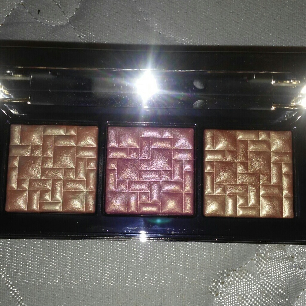 Bobbi Brown Bobbi to Glow highlighting trio - Picture 3 of 4